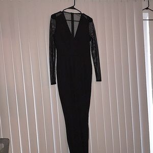 Elegant pantsuit, V-neck, net sleeves and back.